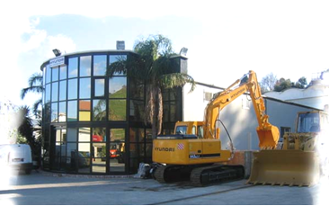 Ingesso Ditta Mangano Giuseppe con escavatore giallo