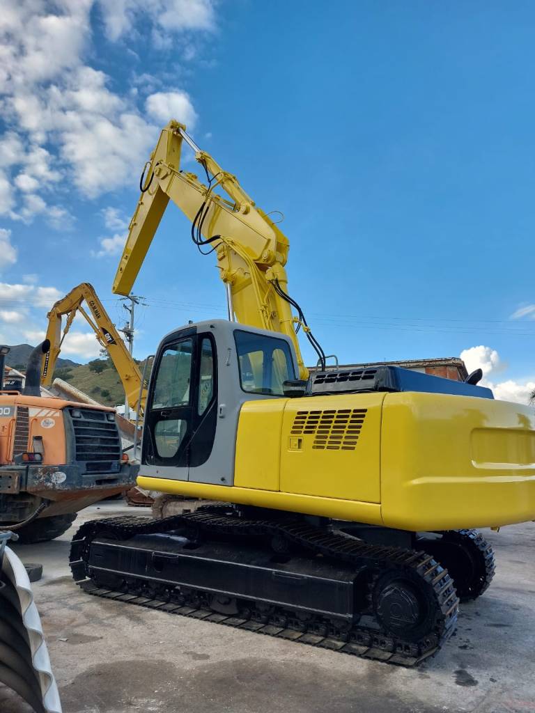 Escavatore cingolato verniciato giallo