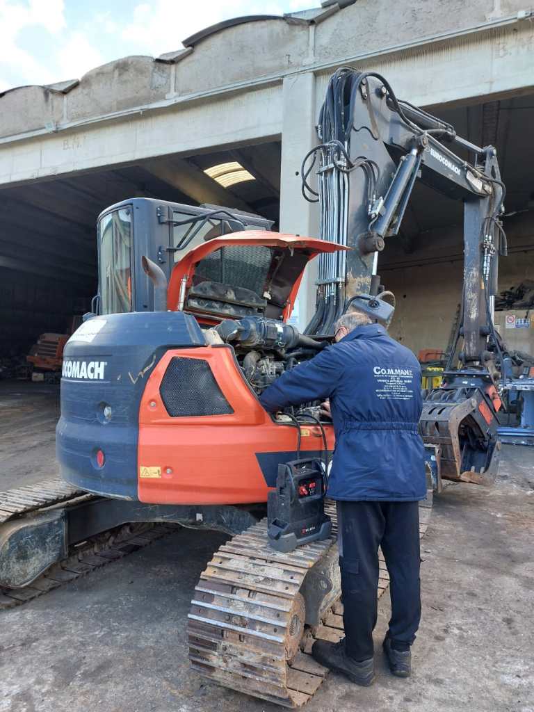 Riparazione su mini escavatore cingolato